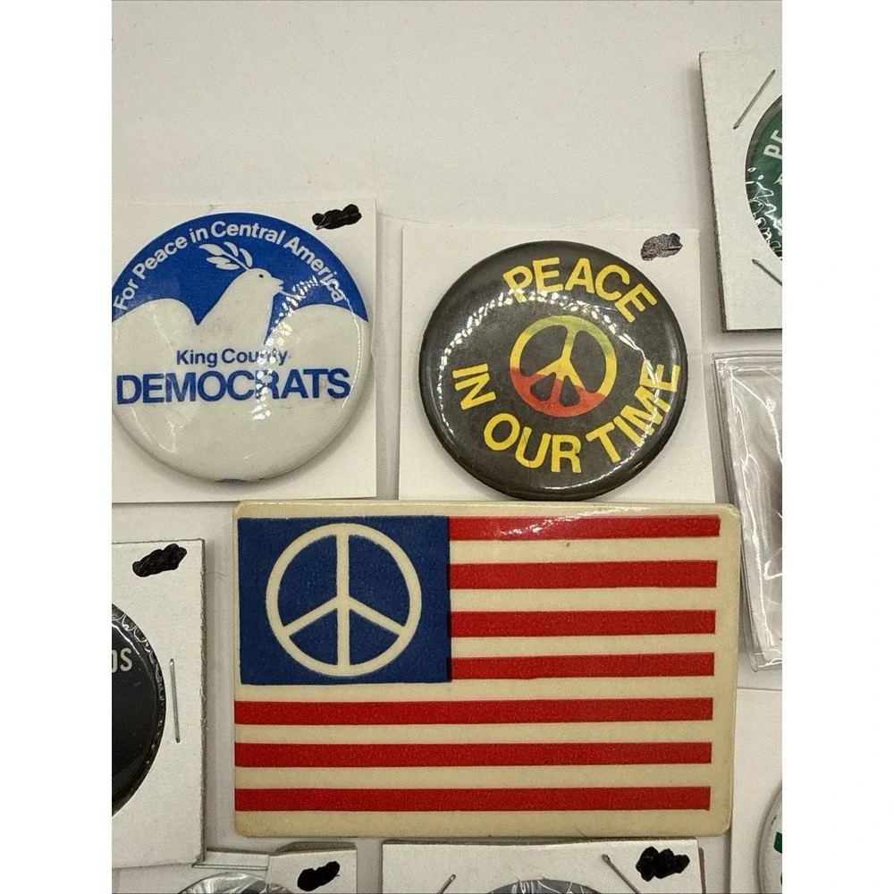 Lot of Vintage Political Pins 1950-1970 Anti Vietnam. Pro Peace. America. Democr